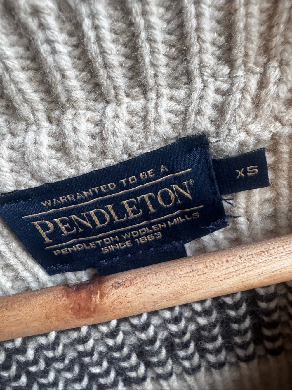 Cozy Pendleton classic cardigan - Picture 2 of 7